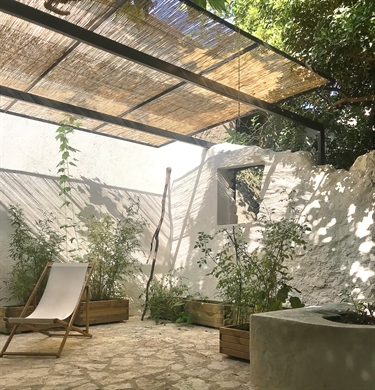 Rénovation d'une maison de village, Montpeyroux, Hérault – vue extérieure pergola